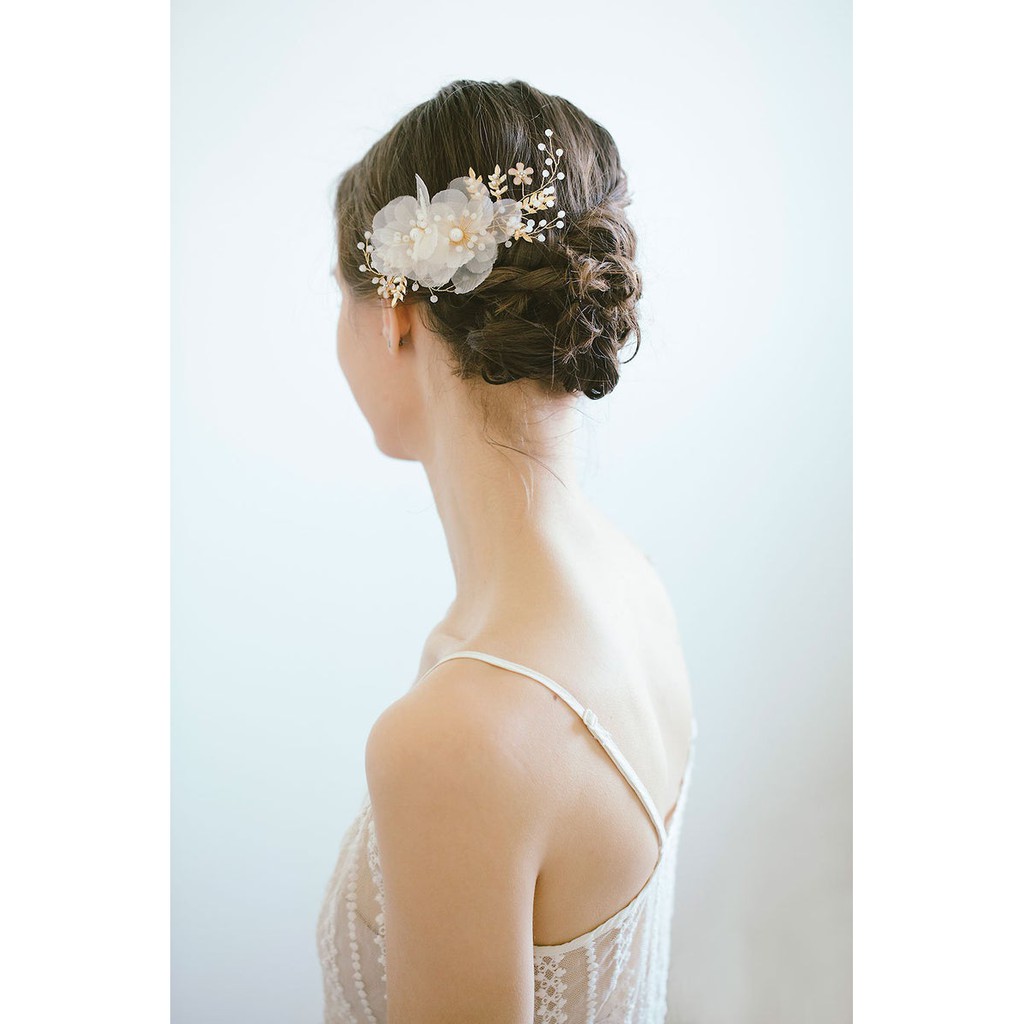 Arranjo Grinaldas Branco Com Pérolas Flor De Tecido Para Casamento Penteado Elegante
