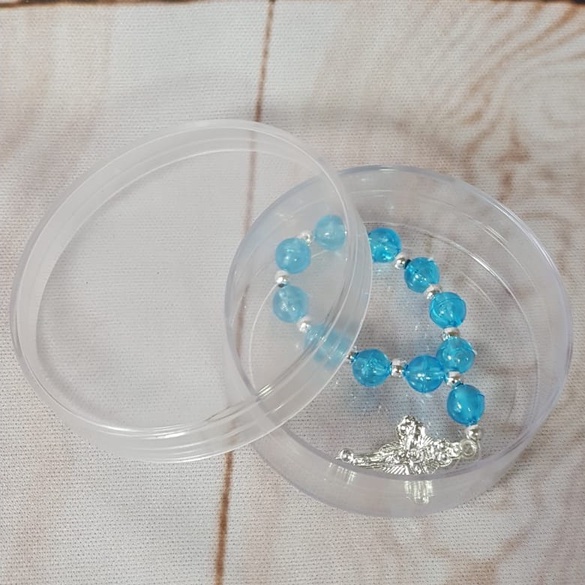 kit 10 LEMBRANCINHAS BATISMO latinhas acrílico transparente 5x2 e 10 mini terço de dedo cor a escolher
