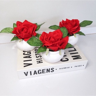 Vasinho com rosa vermelha artificial vaso de cerâmica branco