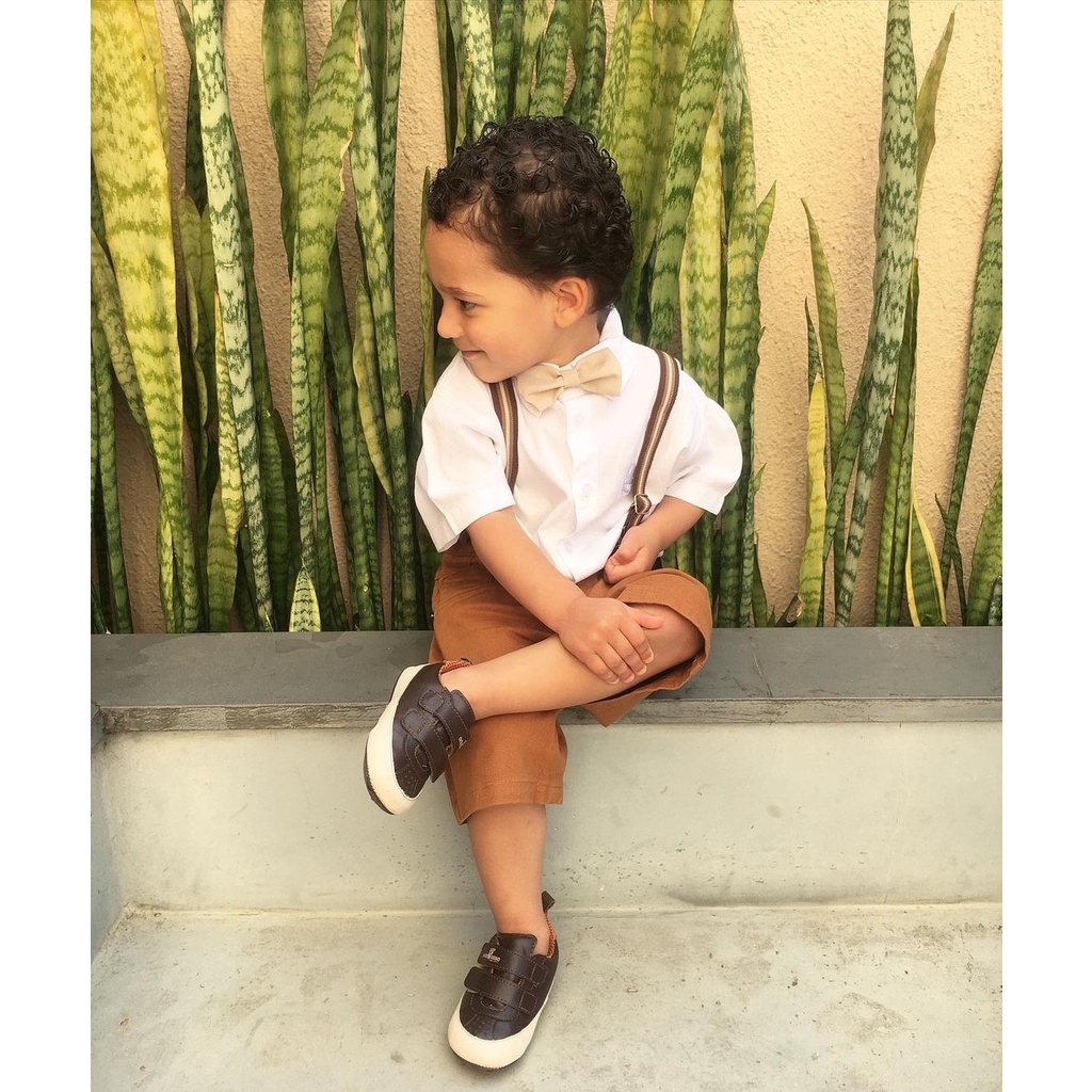 Roupa Menino Infantil Batizado Camisa  Curta Branco Bermuda Caramelo Suspensório Listrado Marrom com Bege e Gravata Bege