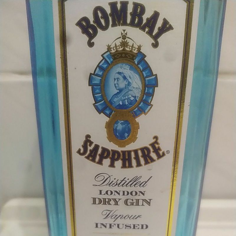 4 garrafas vazia gin bombay sapphire 750ml rótulo em perfeito estado com tampa - Pronta entrega - Arte - artesanato - enfeite - adega - bebidas