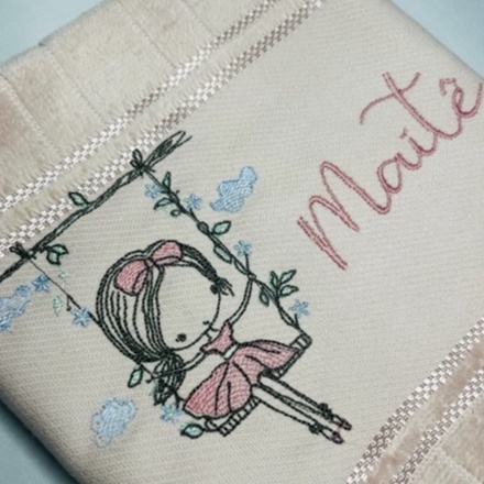 Toalha Bordada Personalizada Boneca Balanço