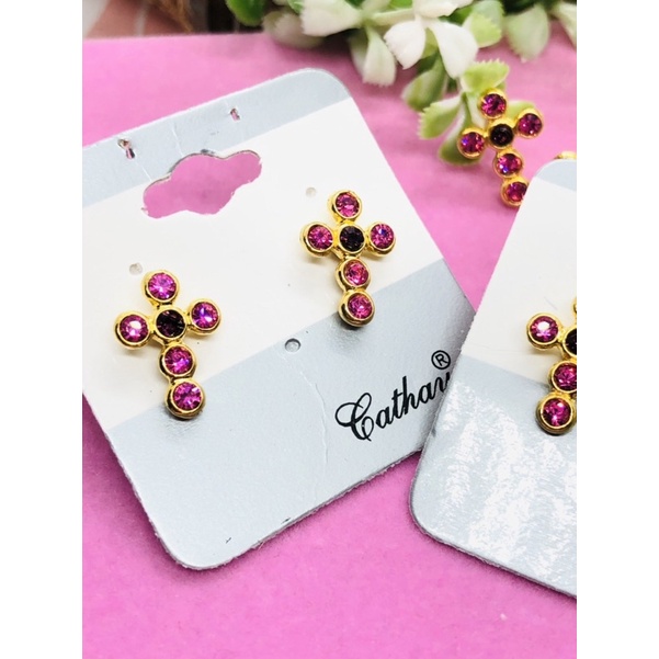 Brinco de cruz colorido com pedrinhas rosa | brinco folheado | brinco com pinos e tarrachas em aço anti alérgico |