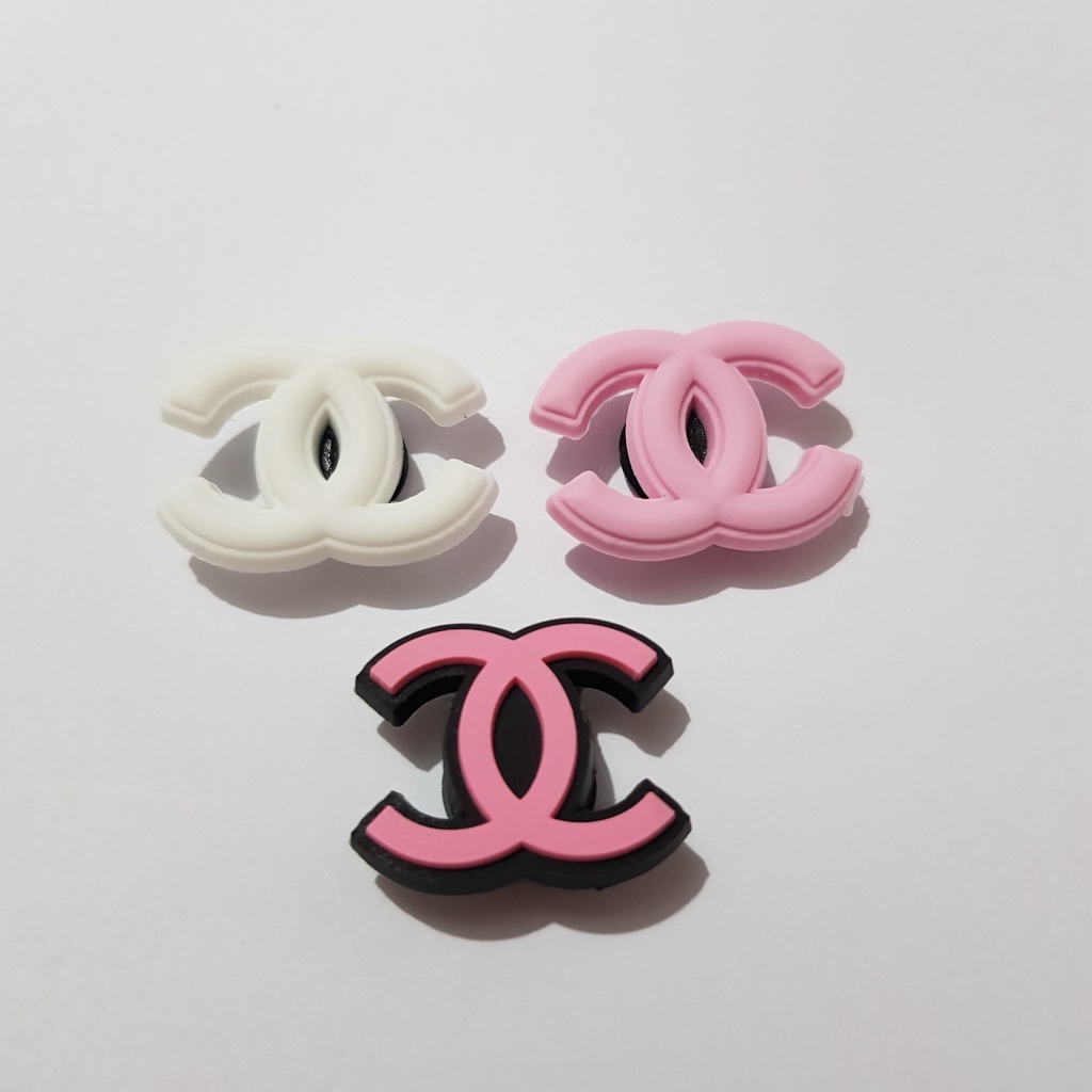 Pin/Jibbitz para Crocs Logo "Chanel" Branco Rosa Shopee Brasil