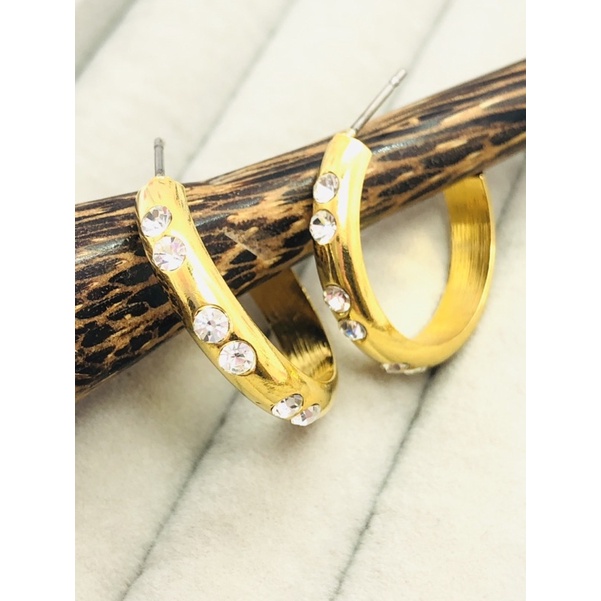 Brinco argola Média 2,0 cm , brinco banho com detalhes em pedra de strass, argola com strass 2,0 cm com pinos e tarrachas em aço anti alérgico