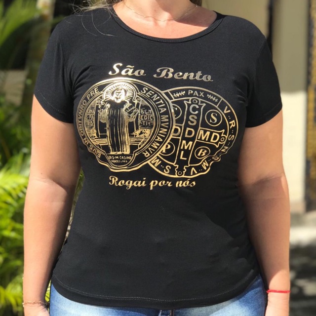 Blusa Feminina Baby Look da Medalha De São Bento Dourada com Oração Preta