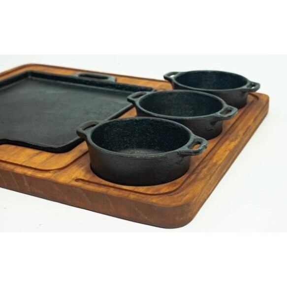 Bifeteira Ferro Fundido quadrada Lisa 20cm com 3 molheiras suporte de madeira — imagem 2 de 2