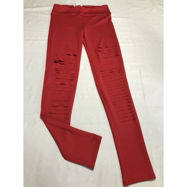 Calça Legging Adulto Feminino Marca Lilimoon Cor vermelho Ajustável ao corpo e elástico na cintura Aberturas na parte frontal da coxa até a canela Tamanho 40 Composição: 93% Poliéster e 7% Elastano