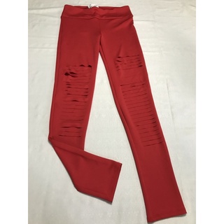 Calça Legging Adulto Feminino Marca Lilimoon Cor vermelho Ajustável ao corpo e elástico na cintura Aberturas na parte frontal da coxa até a canela Tamanho 40 Composição: 93% Poliéster e 7% Elastano