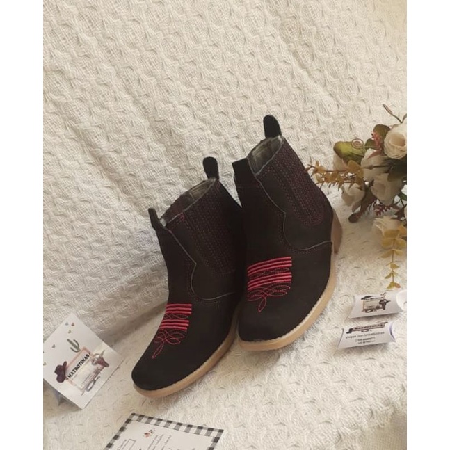Botina Feminina nobuck café florão floral rosa bege solado pvc.