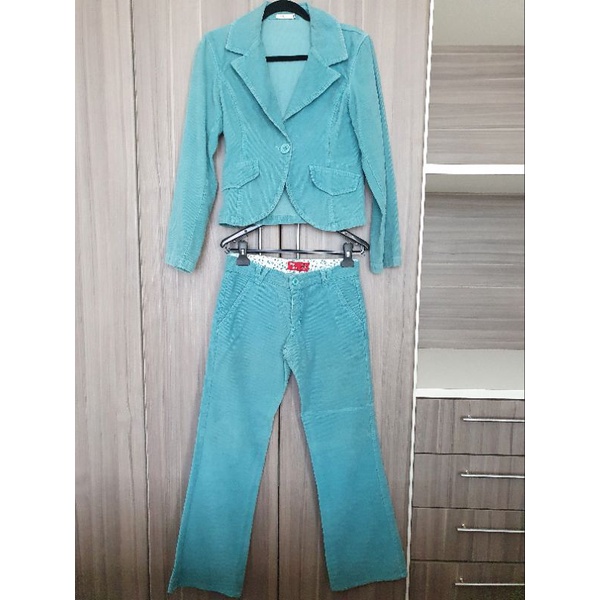 conjunto de veludo,  verde, feminino.casaco tamanho 42 (M).
calça  tamanho 38.