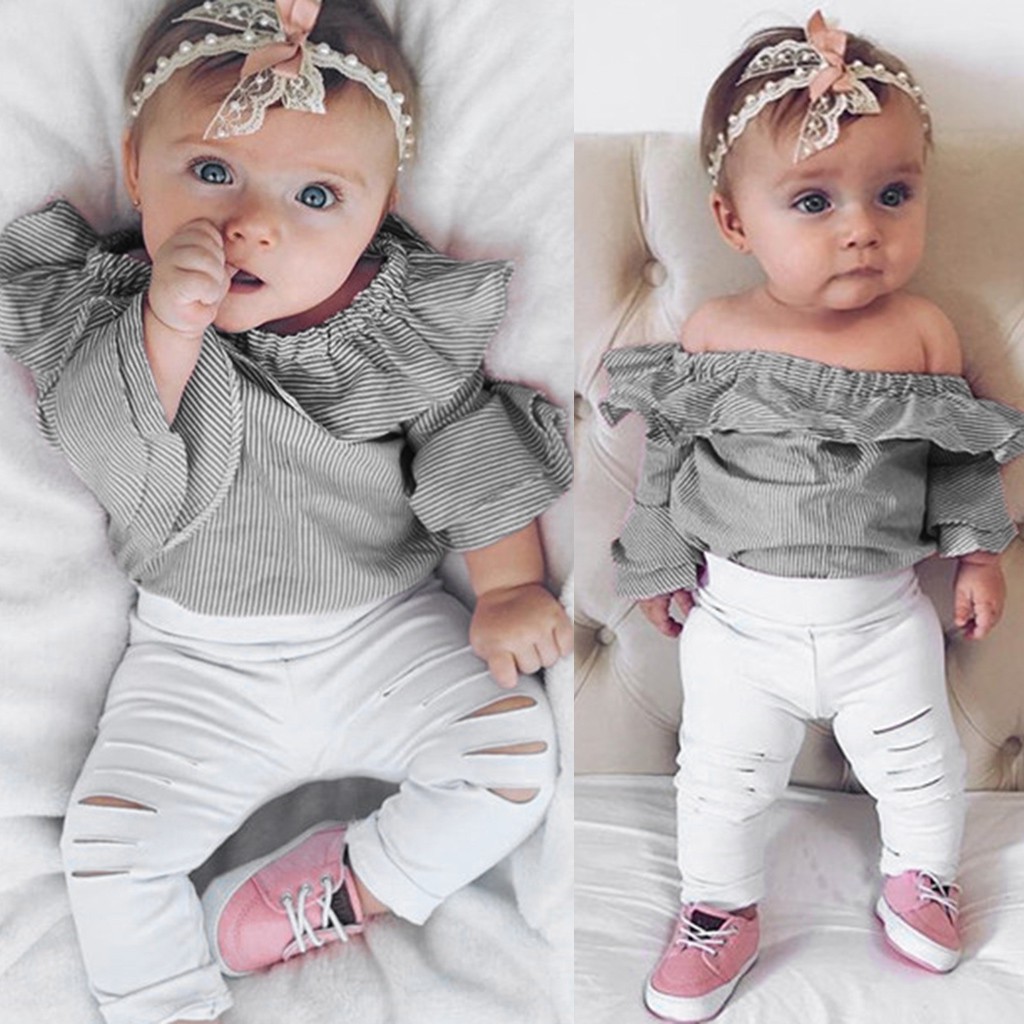 calça de criança rasgada