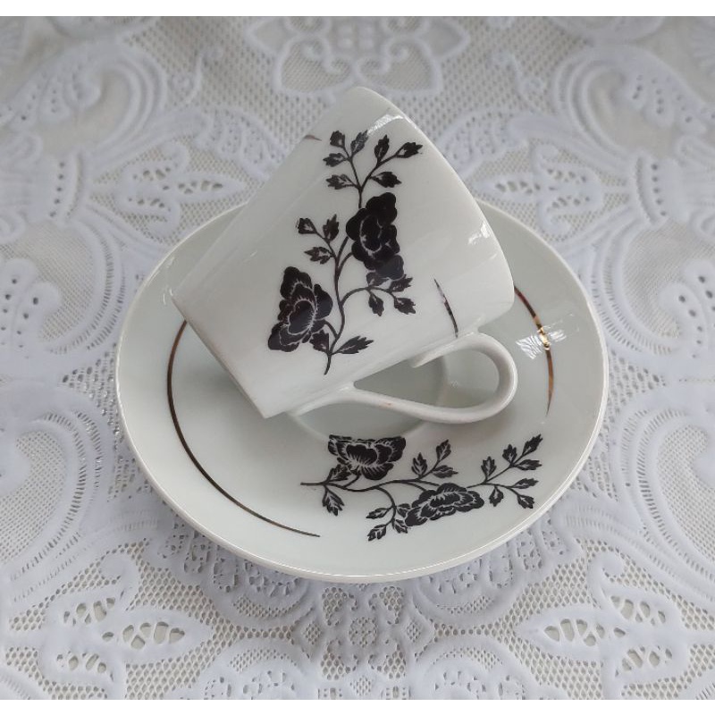 Xícara Antiga De Café Com Pires Porcelana Real com pires em porcelana Real S. Paulo. Ótimo estado de conservação pelo tempo. Linda peça para decoração ou coleção conforme foto. Medidas:  xícara 5,5 cm de altura, pires 10,5 cm de diâmetro.