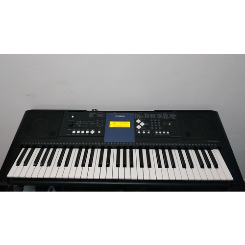 Teclado YAMAHA PSR E333 ( COM DEFEITO NA HORA Q APERTA JUNTO2 TECLAS )