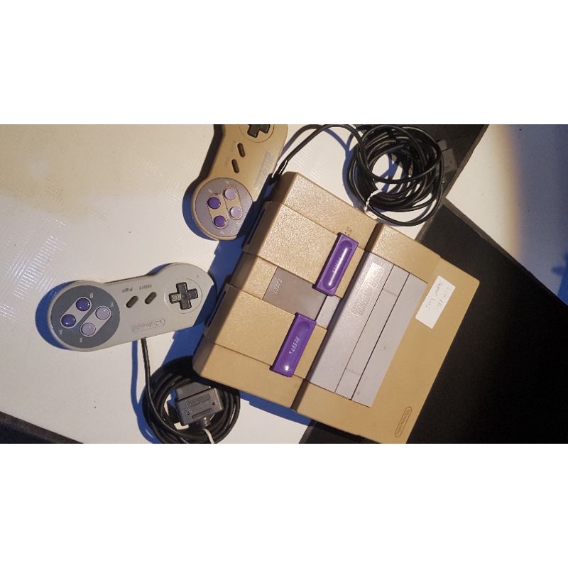 super Nintendo com dois controles. leia
