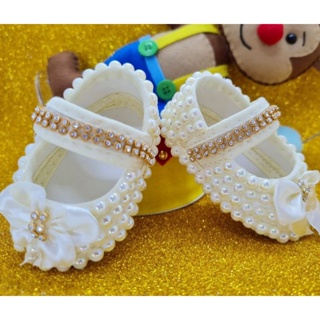 sapatinho bebê menina customizado com perolas e laço em Oferta na Shopee