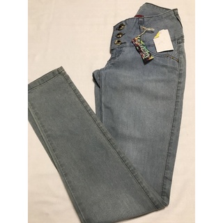 Calça Jeans Adulto Feminino Shyro’s Jeans Modelo cigarrete media skinny com stretch Tamanhos 38 Cor azul claro Fecho com 3 botões e cós largo Bolsos frontais costurados Composição: 84% Algodão, 14% Poliéster e 2% Elastano