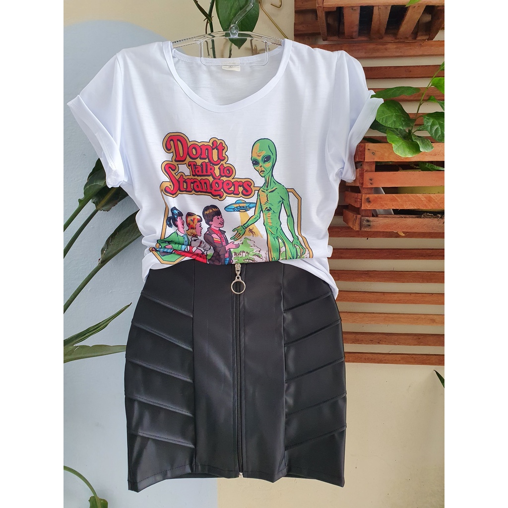 Camiseta Interestelar minimalista estampada para looks elegantes ou despojados