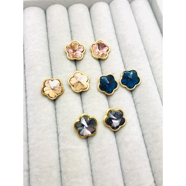 Brinco flor com pedra de strass importado recorte a laser, brinco banhado , possui pinos e tarrachas em aço anti alérgico