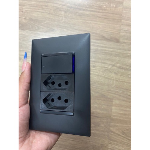 CJ INTERRUPTOR PARALELO + TOMADA DUPLA 10A 4X2 - PIAL PLUS + PRETO -  55849PT