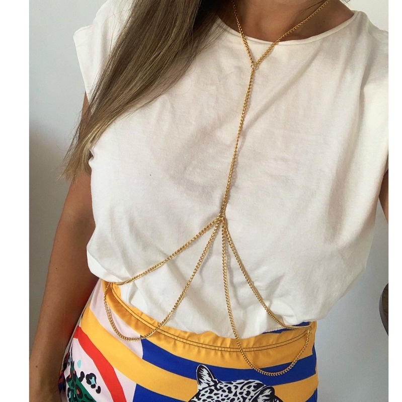 cinto body chain dourado com duas voltas na cintura
