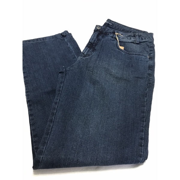 Calça Jeans Adulto Feminino Buzzy Jeans Modelo cigarrete Tamanho 54 Cor azul lavado Bolsos traseiros com detalhes e fecho de botão Composição: 66% Algodão, 42% Poliamida e 2% Elastano