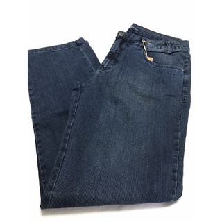 Calça Jeans Adulto Feminino Buzzy Jeans Modelo cigarrete Tamanho 54 Cor azul lavado Bolsos traseiros com detalhes e fecho de botão Composição: 66% Algodão, 42% Poliamida e 2% Elastano