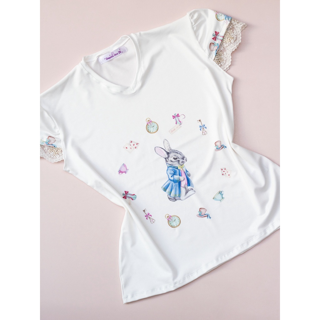 Blusa Tshirt Camiseta Casual Fofa Alice País das Maravilhas Coelho Branco Exclusiva Manga C/ Renda
