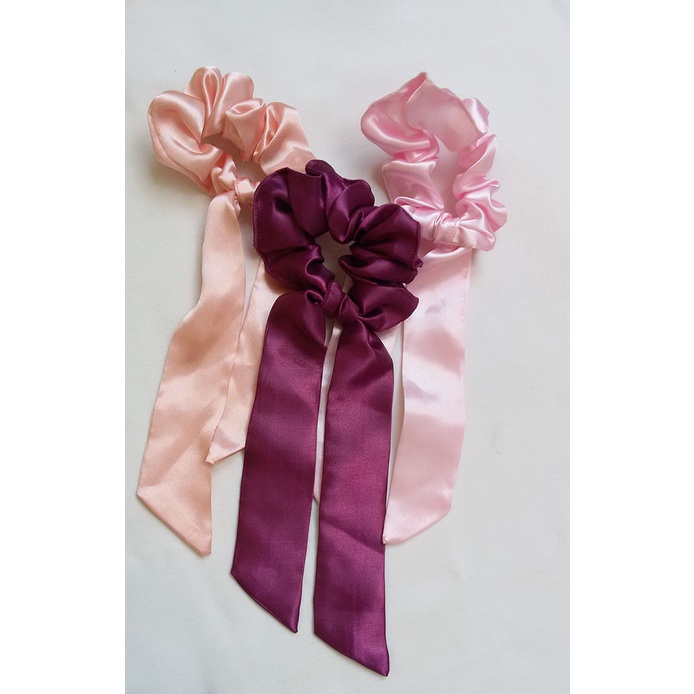 Scrunchie em Cetim com Laço Alongado
