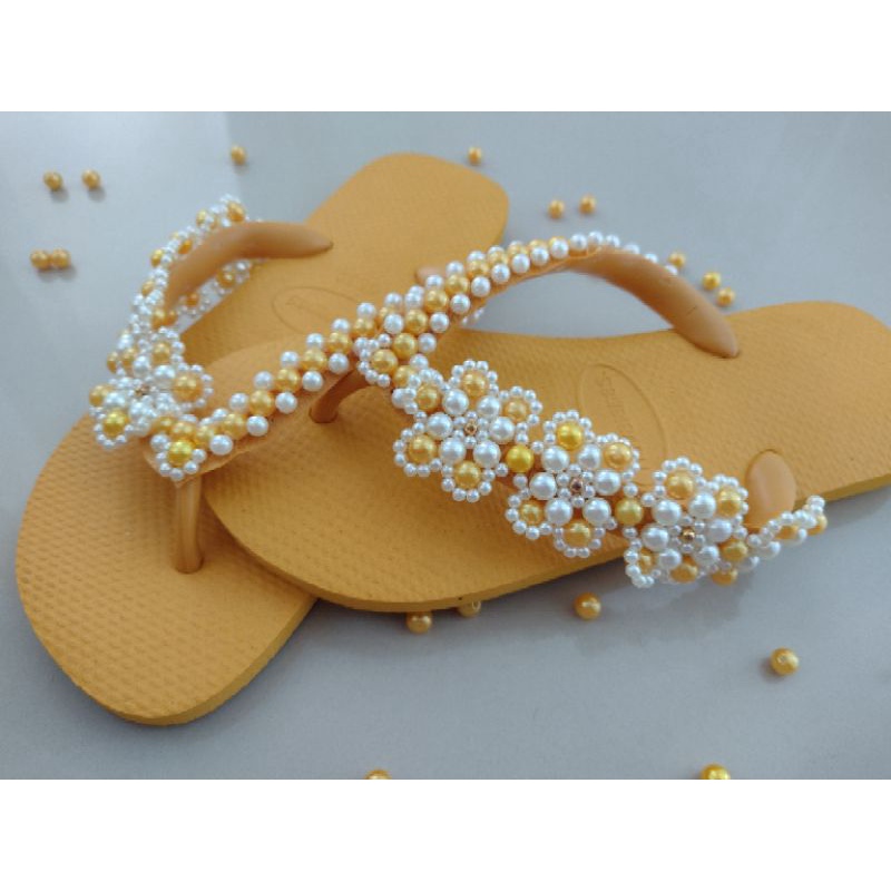 Chinelo Bordado Havaianas Top Bordado Com Renda Francesa Amarelo/ Branco Com Costura Invisível.