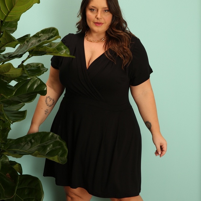 Vestido Transpassado com Pregas Plus Size Feminino Confortável Casual  Preto 103745