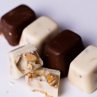 Chocolate Chuim Sagrado com 50 unidades de 22g- Recheado com Amendoim Torrado - opção chocolate preto / branco /misto.