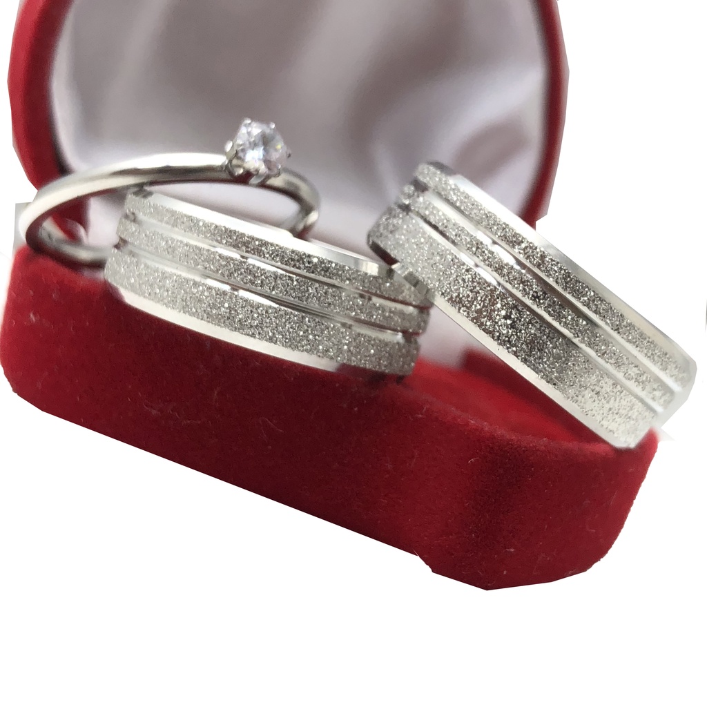 Par de Aliança Prata de Namoro Frisos Jateada Chanfrada 8mm + Solitário - Fashion Accessories