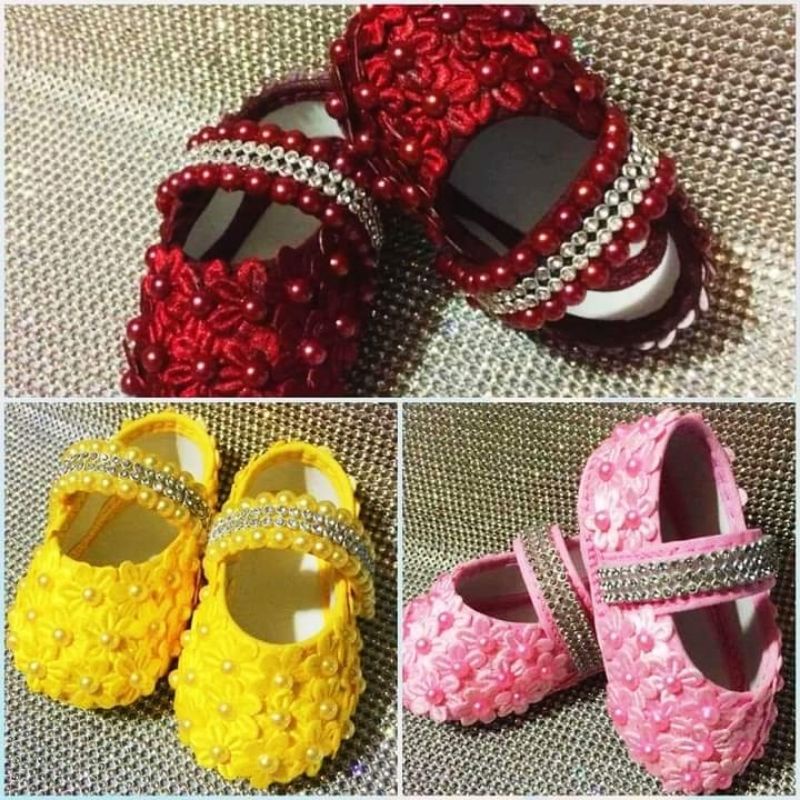 sapatinho de bebe para menina customizado com perolas e flores , melhor preço