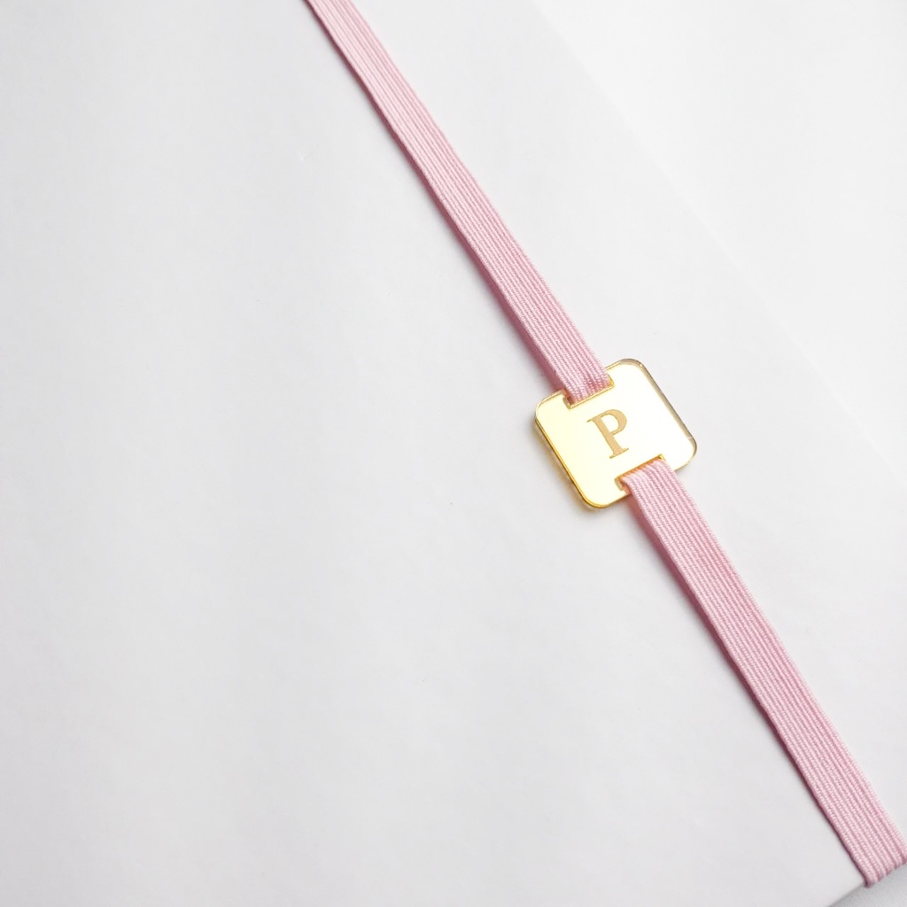 Tag com iniciais com elastico para caderno de disco em Oferta na Shopee
