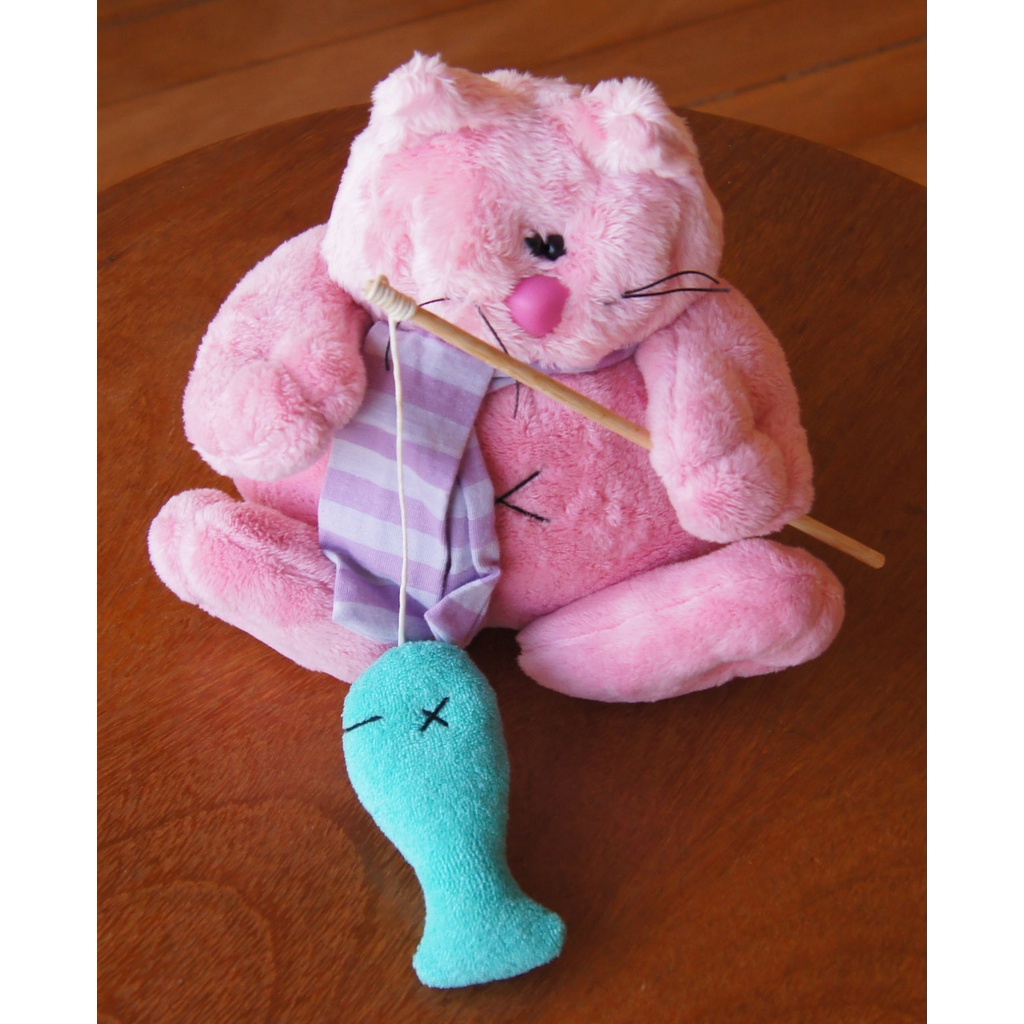 Pelúcia Gato Rosa Pescando Peixe Artesanal 22 Cm