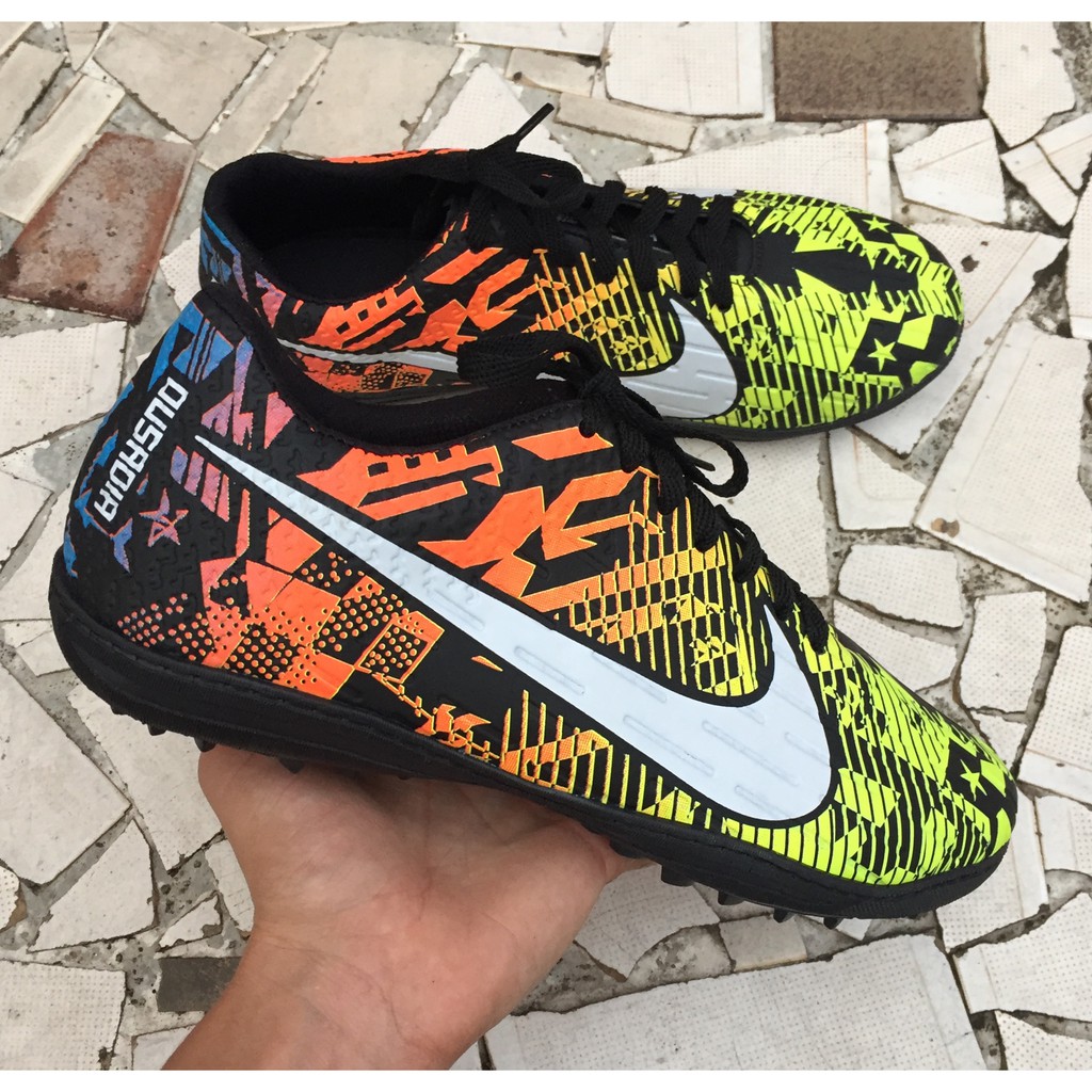 chuteira society escorrega na quadra