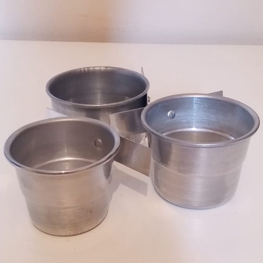 Kit 2 Caneca Alumínio Com Suporte Aba Comedouro Para Papagaio Maritaca Loro Araras Calopsita em Oferta na Shopee