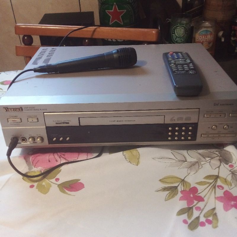 VIDEOKE VMP 9000 com controle, microfone e 1 cartucho 127 vts pra reparos