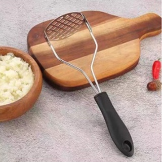 Amassador Espremedor Manual De Batatas E Legumes Multiso - Aço Inox Com Cabo Plástico