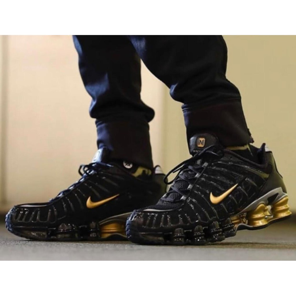 nike shox dourado masculino