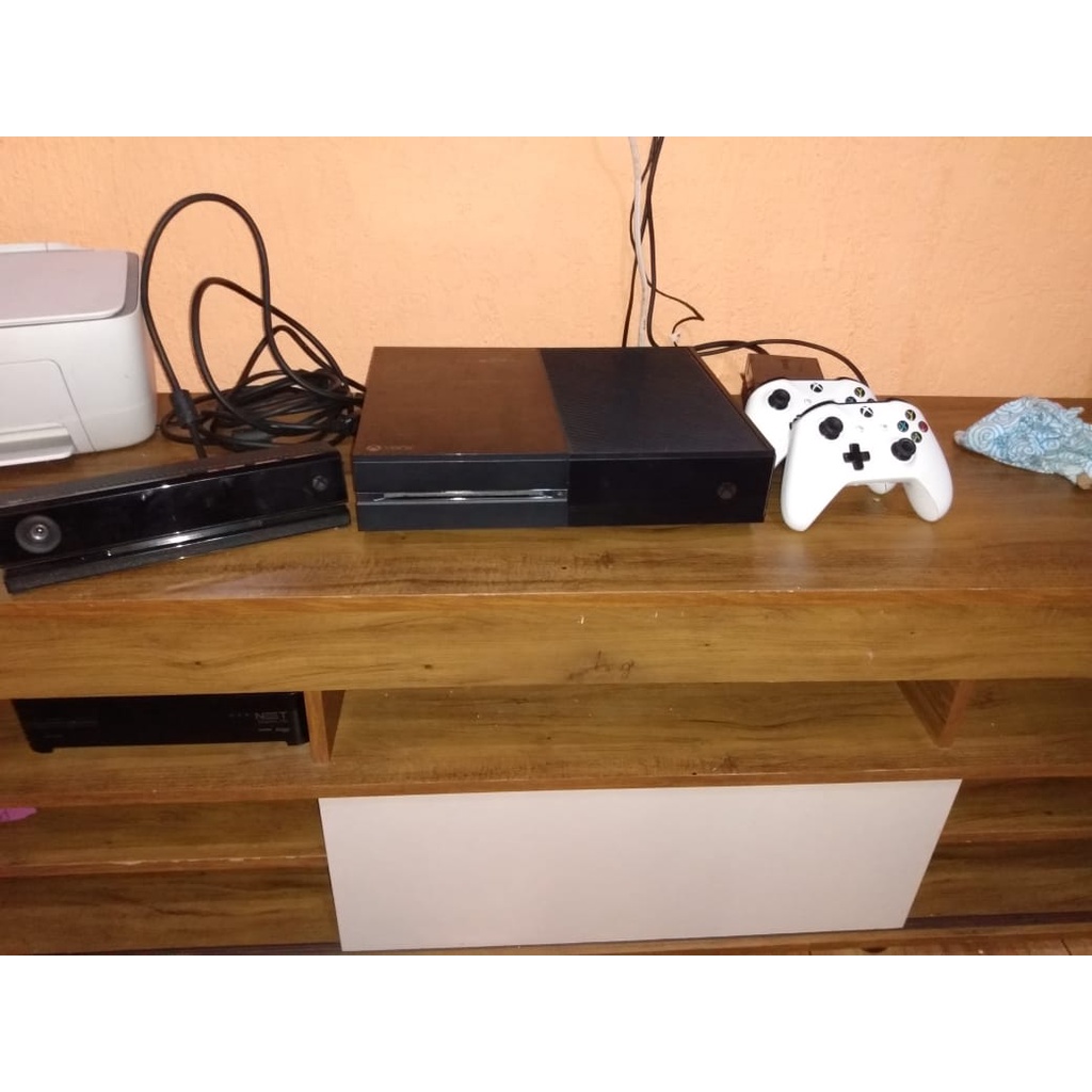 XBox One FAT 500 GB Preto + 2 controles + kinect +10 jogos inclusos
