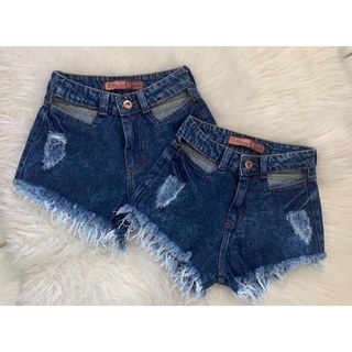 Shorts Feminino com pequena abertura lateral
