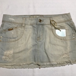 Minissaia Jeans Adulto Feminino Modelo com barra desfiada e detalhes em "rasgos" Fecho em zíper e botão, bolsos frontais e traseiros Tamanho 40, 42 e 44 Marca Fx2 Denim Composição: 100% Algodão