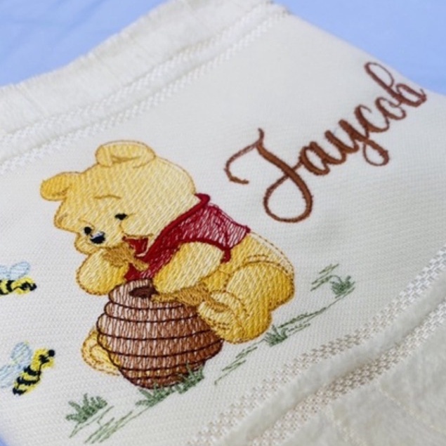 Toalha personalizada em bordado com personagem ursinho pooh