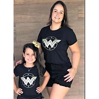 Camiseta Feminina Mulher Maravilha Evolution Tal Mãe e Tal Filha Dourada.