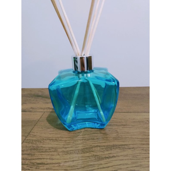 1 vidro estrela azul 280ml para aromatizador, com tampa prata e 6 varetas.