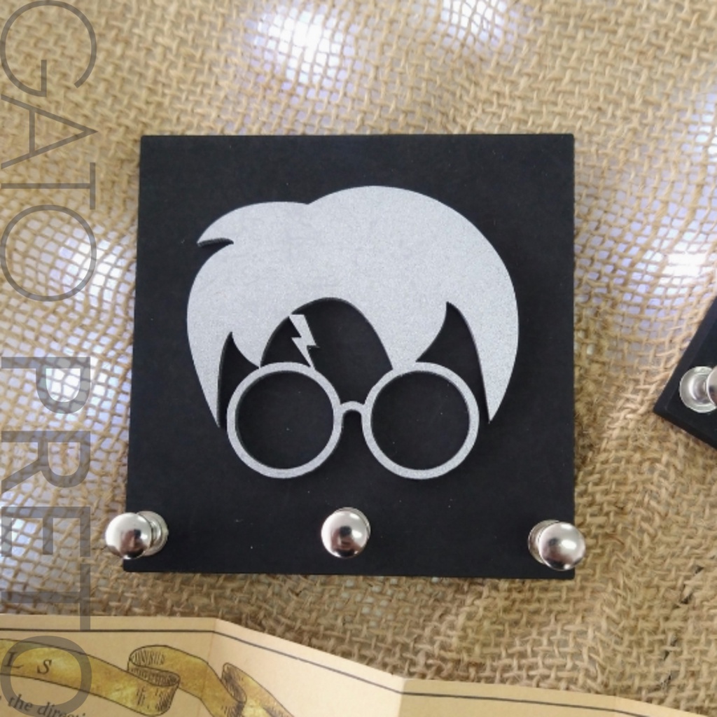 Porta Chaves Decoração Harry Potter Face Harry Filme Alto Relevo 3D Base 6MM Madeira MDF Com Fita Dupla Face Adesiva Prata Metálico e Preto Fosco