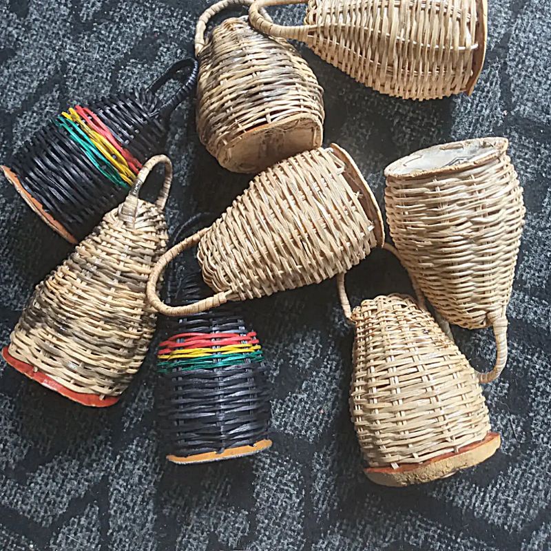caxixi tradicional para berimbau e percussão,caxixis de palha cipó, material de primeira qualidade. Envernizado para uma maior durabilidade.