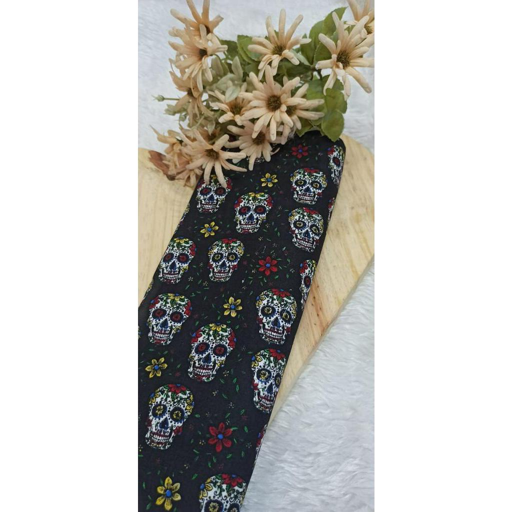 Tecido tricoline estampa flores e caveiras mexicanas fundo preto